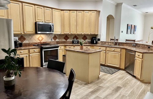 Sabal Harbour House | Spacious + Vibrant 5-bed 3-bath Private House with Pool in Sarasota/Bradenton