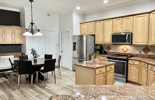 Sabal Harbour House | Spacious + Vibrant 5-bed 3-bath Private House with Pool in Sarasota/Bradenton