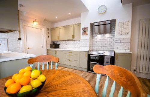 Plymouth House | Spacious Victorian 4 Bed l Cocktail Bar Spa Bath Workspaces