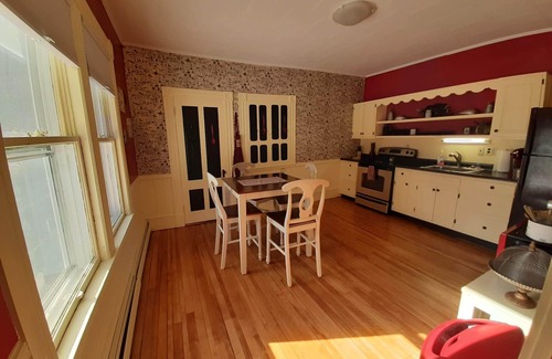 Wells River House | Spacious Victorian with Porch