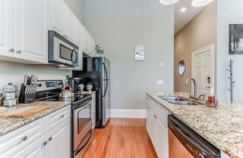 Metropolitan Condo | Spacious, Walkable & Cozy with lots of Space! King and Queen beds