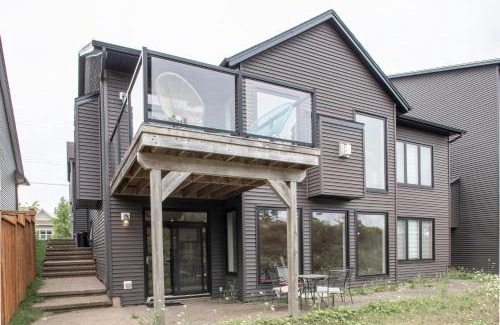 Bedford Apartment | Spacious Walkout Garden-Level Luxe Kitchen