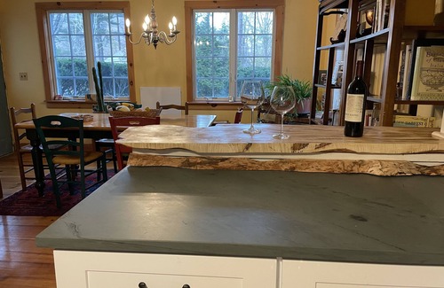 Sunderland House | Spacious & Warm 1835 Farm House w/Fireplace-close to Bromley Mtn and Manchester