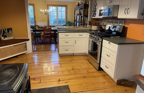 Sunderland House | Spacious & Warm 1835 Farm House w/Fireplace-close to Bromley Mtn and Manchester