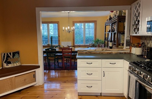 Sunderland House | Spacious & Warm 1835 Farm House w/Fireplace-close to Bromley Mtn and Manchester