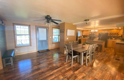 Brier Hill House | Spacious Waterfront Cottage on Black Lake fits up to 10