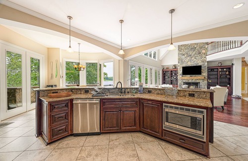 Mineral House | Spacious waterfront house with private hot tub, sauna, pool table