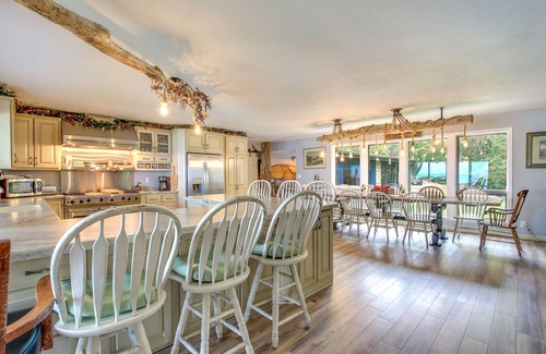 Green Bay House | Spacious Waterfront Retreat Near UW-Green Bay