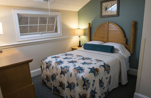 West Yarmouth Resort | Spacious waterfront townhouse at Cove at Yarmouth