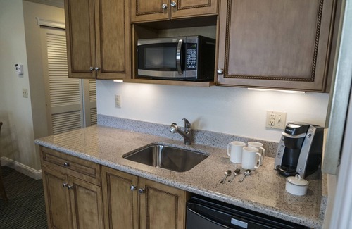 West Yarmouth Resort | Spacious waterfront townhouse at Cove at Yarmouth