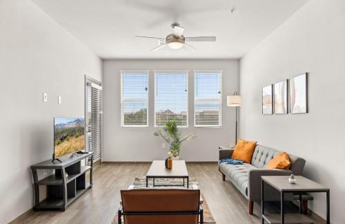 Glendale Sports and Entertainment District Apartment | Spacious Westgate CozySuites by stadium with pool 2