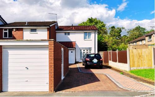 Telford House | Spacious White House with parking, garden, Wi-Fi