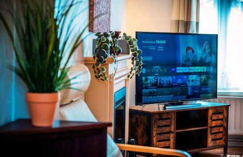 Telford House | Spacious White House with parking, garden, Wi-Fi