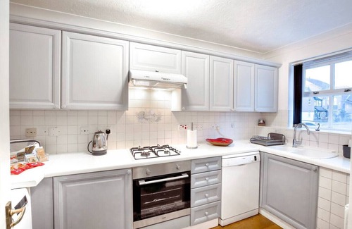 Lavender Fields House | Spacious Wimbledon House | Lovely Garden + Parking