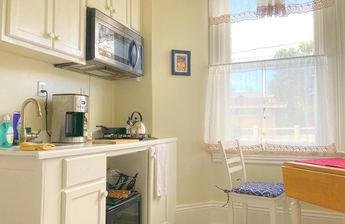 Cloverdale House | Spacious wine country retreat; Sauna, hot tub, gym in charming Cloverdale.