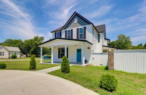 Grove House | Spacious Yard, Games and Fire Pit Grove Home Rental