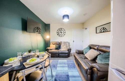Tatenhill Apartment | Spacious Yet Low Rate 5 Bedroom House in Coventry, Sleeps 10, Free Parking with Garden and Unlimited Wi-Fi - THL