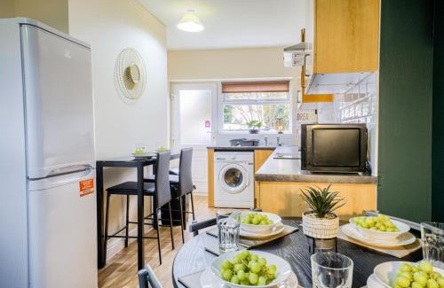 Tatenhill Apartment | Spacious Yet Low Rate 5 Bedroom House in Coventry, Sleeps 10, Free Parking with Garden and Unlimited Wi-Fi - THL