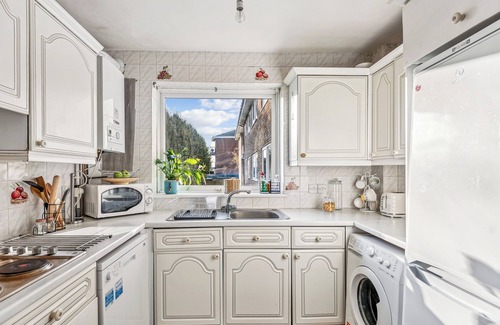 Southgate Apartment | Spacious2Br-Balcony-Parking-25minCentralLondon