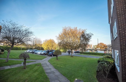 Southgate Apartment | Spacious2Br-Balcony-Parking-25minCentralLondon