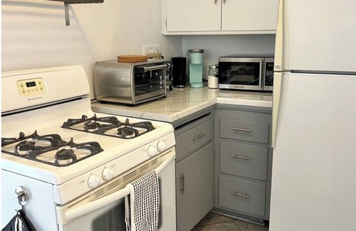 Melrose House | Spanish Melrose Duplex, King Bed, Full Kitchen, Front Porch in a Walkable Area