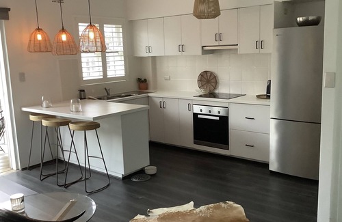 Avalon Beach Apartment | Spanish style block, cosy couple retreat