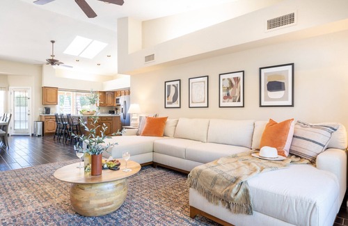 Paradise Valley Village Cottage | Spanish Wells by Avantstay Putting Green + Pool!