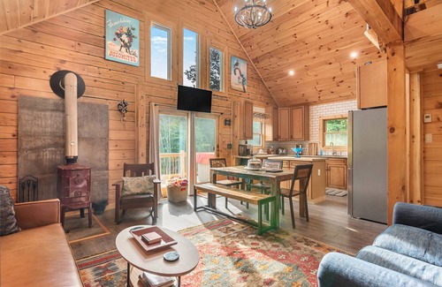 Denver Cabin | Sparkling Bespoke Cabin, Hot Tub, Firepit, Giant Chess Set, Early Check-In!