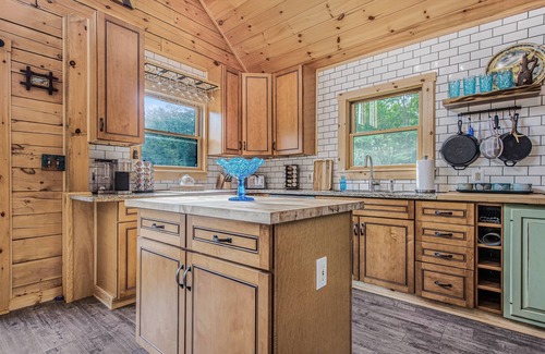 Denver Cabin | Sparkling Bespoke Cabin, Hot Tub, Firepit, Giant Chess Set, Early Check-In!