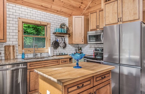 Denver Cabin | Sparkling Bespoke Cabin, Hot Tub, Firepit, Giant Chess Set, Early Check-In!