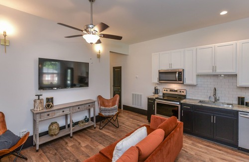 York Apartment | Sparkling Clean Historic Liberty Belle