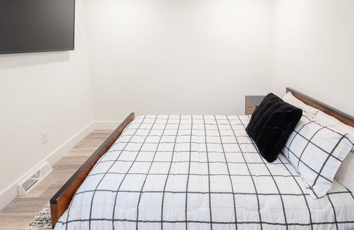 Seneca House | Sparrow's Haven
