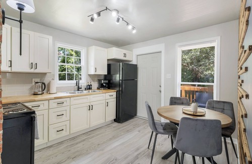 Spartanburg House | Spartanburg Home w/BBQ Grill, Fire Pit & King Size Bed