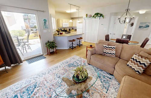Holiday Isle Condo | SPC 9136 - Ground Floor 2 BR short walk to beach right by pool by RedAwning