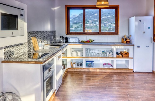 Garachico Ski Chalet | Special Home w/Tropical Garden/Near Seaside