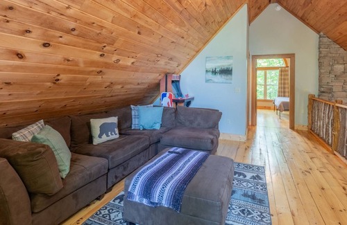 Bryson City Cabin | SPECIAL *January 20% off* Hot Tub & Mountain views