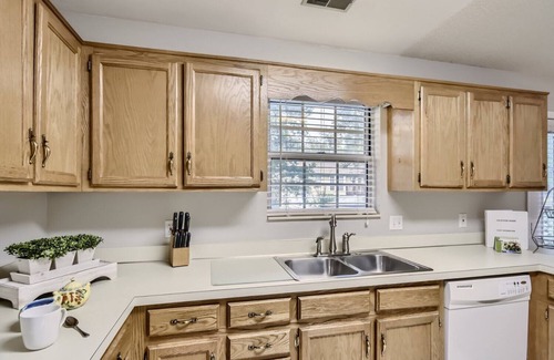 Windsor Green House | SPECIAL Lovely, Quiet and Comfortable Home,