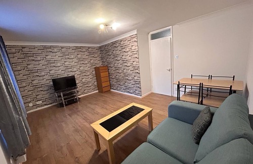 Whalebone Apartment | Specious 1 Bed flat in east London with Parking and free wifi