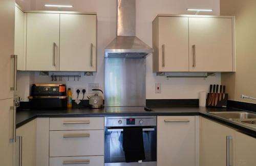 Wokingham Apartment | Specious 2-Bed Hideaway in Wokingham, En-Suite, Free Wi-Fi & Parking, Sleeps 4