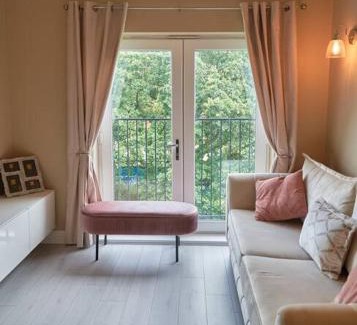 Wokingham Apartment | Specious 2-Bed Hideaway in Wokingham, En-Suite, Free Wi-Fi & Parking, Sleeps 4
