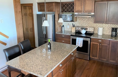 Snow Pine Estates House | Spectacular 4-Bedroom True Ski-In/Ski-Out Family-Friendly Chalet with Hot Tub