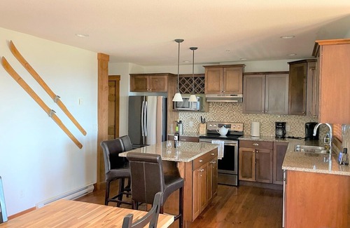 Snow Pine Estates House | Spectacular 4-Bedroom True Ski-In/Ski-Out Family-Friendly Chalet with Hot Tub