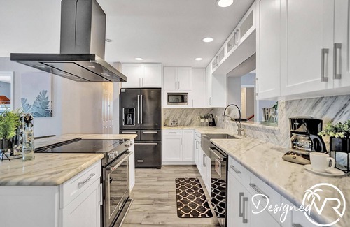 Deerfield Beach Villa | Spectacular 7BR Heated Pool Jacuzzi Tiki Game Mini Golf Dog Friendly