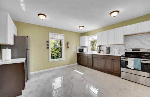 South Side Apartment | Spectacular and Spacious 3-bedroom apartment with AC and heater in Mount Vernon.