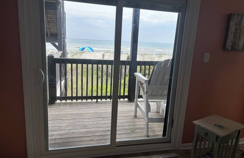 Emerald Isle Condo | Spectacular Direct Oceanfront 2BR Condo in Emerald Isle NC Ocean Reef 7B1