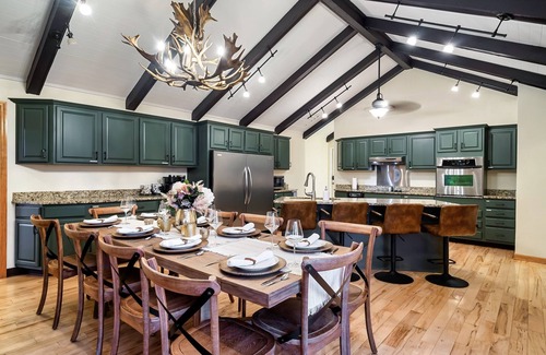 Gatlinburg - Pigeon Forge Ski Chalet | Spectacular Gameroom|2 Decks|Fire Table|Spacious