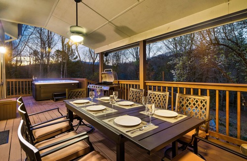 Gatlinburg - Pigeon Forge Ski Chalet | Spectacular Gameroom|2 Decks|Fire Table|Spacious