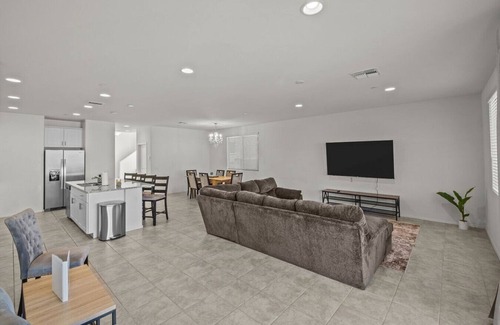 Tucson House | Spectacular Home Community Pool & Pickleball