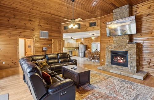 Sevierville House | Spectacular Home w Hot Tub Fireplace Jacuzzi