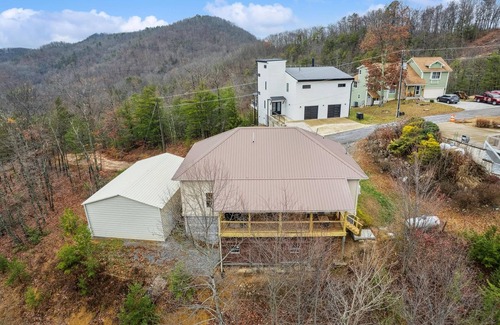 Sevierville House | Spectacular Home w Hot Tub Fireplace Jacuzzi